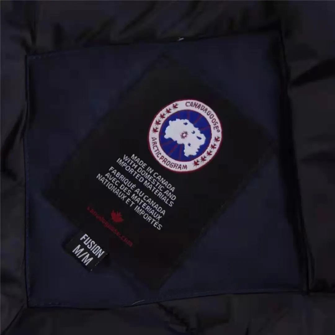 P780 with dust bag) Canada Goose Canada Goose #Chilliwack 7999M bomber jacket short down jacket ➖ Genuine synchronous anti-counterfeiting chip sensor! ➖ Imported 21-count polyester-cotton blended original fabric [last year’s 16-count/18-count hard fabrics have been completely eliminated, this year all use 21-count genuine synchronous fabrics, the soft mid-strap feels delicate and textured], genuine synchronous Feather-Light 10D waterproof coating fabric, made of 84.5 polyester fiber and 15.5 cotton, 100% the best feel in the entire network! ➖ The genuine official website is synchronized with the national standard 80 white duck down, you can check the official website customer service, there will never be a series of misleading claims such as 90 down or goose down! ➖ Using the best nylon lining with double double-layer sealing design, velvet-proof No. 7 needle + grid-filled down ready-made garments, there is 100% no so-called velvet running! ➖ The cuffs are designed with thickened seamless threads, and the collar and pockets are lined with top-quality polar fleece to keep you warm and comfortable! ➖ Yoshida YKK provides original custom-made electroplated sliders. YKK two-way lockable zippers are tight and smooth and will not peel off paint! ➖ 3M composite guarantees that the Velcro is the same as the original, durable, and all accessories and hardware are custom-made! ➖ Imported BEHRINGER embroidery machine to customize the 10,000-needle embroidery logo, 98% of which can be reproduced to restore the original logo. You can check and compare on the official website! 01 models for men and women SIZE: XS S M L XL XXL